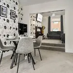 Stylish Home, Sleeps 6, Free Parking, Smart Tv, Free Wi-Fi, Perfect For Groups