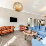 Eye Mouth Luxury Stays