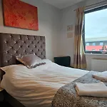 2 Spacious Rooms In The Heart Of The Marina