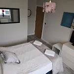 2 Spacious Rooms In The Heart Of The Marina