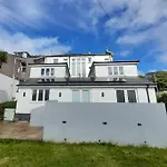 Self-Contained 2 Bed Apartment At Lansdowne