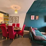 Self-Contained 2 Bed Apartment At Lansdowne