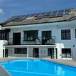 Pembrokeshire Near The Beach With A Heated Pool