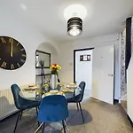 Charming Apartments - Cosy Retreat - Short Drive To City Centre - Free Parking