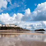 4 Bed In Tenby Fb003