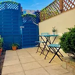 Ground Floor At The Lawns - Lovely Chic Ground Floor Apartment