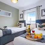 Special Offer! Harton House - Perfect For Contractors & Groups - Long Stays Welcome - Driveway Parking, Fast Wifi, Smarttv With Netflix By Yoko Property