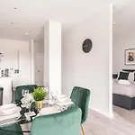 Stylish 2 Bed Apartment In Waterloo Liverpool
