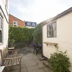 Host & Stay - Garnet Street