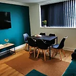Contractors Comfort, Free Parking, Flat D