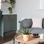 Ivy Mews - Converted Barn In Popular Village