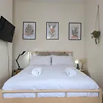 Guest Rooms In Anfiled Near Stadium, Free Parking