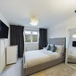 Modern 2 Bed City Apartment With Private Parking