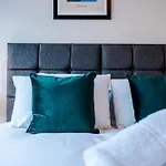 Spacious 1 Bedroom Apartment In Southport Centre