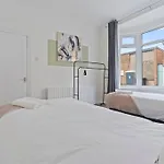 4 Bedroom House In Central Location With Free Parking, Self-Check-In, Fast Wifi & Smart Tv With Netflix By Yoko Property