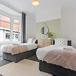 4 Bedroom House In Central Location With Free Parking, Self-Check-In, Fast Wifi & Smart Tv With Netflix By Yoko Property