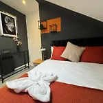 Spectacular 2 Bedroom Flat Next To Beach Sleep 9