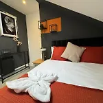 Free Parking I Two Bedroom Flat Next To Beach I Sleep 9