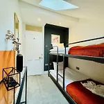 Free Parking I Two Bedroom Flat Next To Beach I Sleep 9