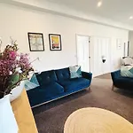 Potters Lodge - Private Parking & Self Check In