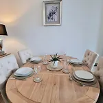 Hoe & Central Stylish Apartment, Free Parking