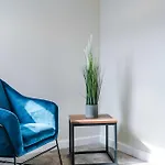 Modern 2 Bedroom Apartment In Southport Centre