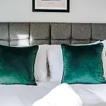 Spacious 2 Bedroom Apartment In Southport Centre