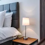 Smart 1 Bedroom Apartment In Southport Centre