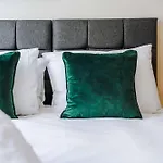 Smart 1 Bedroom Apartment In Southport Centre
