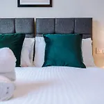 Modern 1 Bedroom Apartment In Southport Centre