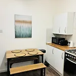 Entire Luxury House Near City Centre - Free Parking