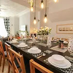 7-Bed Beachside Retreat - Free Parking & Pets!