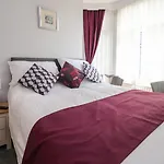 7-Bed Beachside Retreat - Free Parking & Pets!
