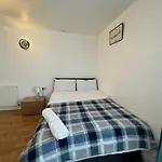 Crompton Haven, Liverpool Spacious Home