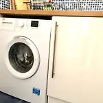 Marina Waves Apartment- Brighton, Free Parking, Patio, Ground-Floor Holiday Home, Sleeps 3