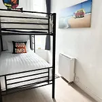 The City Surfer Apartment - By Coastline Retreats - Parking Included - Sleeps 5 - City Centre