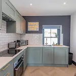 Coastal 3 Bedroom Sanctuary Near Brighton Beach