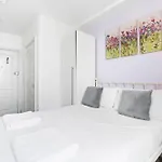 Stay By Brighton Modern Comfort In The City