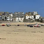 1 Sunnyside - Views Over The St Ives Harbour