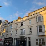 The City Surfer Apartment - By Coastline Retreats - Parking Included - Sleeps 5 - City Centre