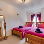 A Charming Pet-Friendly 2-Bedroom Cottage
