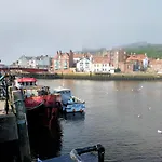 Whitby Central Close To Beach Pier Flowergate