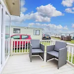 Beautiful 6 Berth Caravan By The Beach In Suffolk Ref 40076Nd