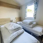 Superb 6 Berth, Dog Friendly Caravan For Hire By The Beach In Norfolk Ref 50008M