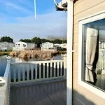 Stunning Caravan With Full Lake View At Southview Holiday Park Ref 33004Ml