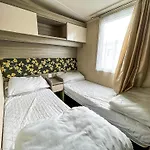 Modern 6 Berth Caravan At St Osyth Beach In Essex Ref 28002Sv