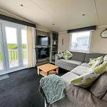 Modern 6 Berth Caravan At St Osyth Beach In Essex Ref 28002Sv