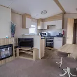 Lovely 4 Berth Holiday Home At Felixstowe Beach Holiday Park Ref 55008Yc