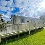 Beautiful 8 Berth Caravan At California Cliffs Nearby Scratby Beach Ref 50011Kc