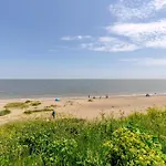 Lovely 6 Berth Caravan Close To The Beach In Suffolk Ref 68030Bs